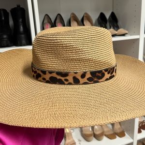 Beach hat with leather leopard strap